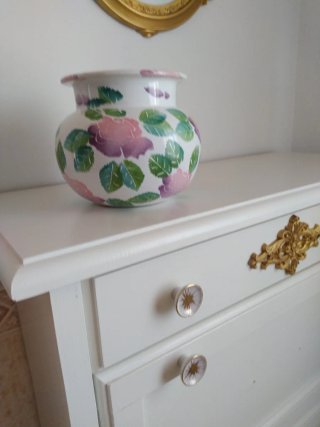 Jarrón blanco con flores rosas (vintage)