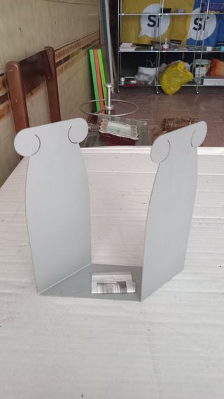 Separadores de libros metálicos grises