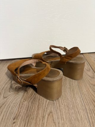 Sandalias tacón marrón
