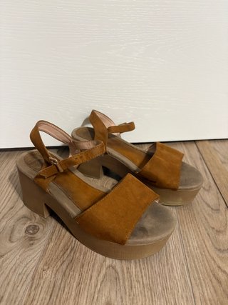 Sandalias tacón marrón