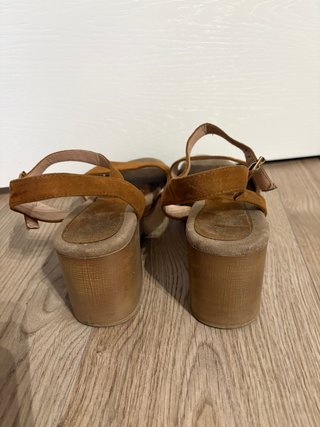 Sandalias tacón marrón