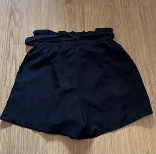 Pantalón corto negro con cinturón