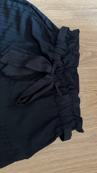 Pantalón corto negro con cinturón