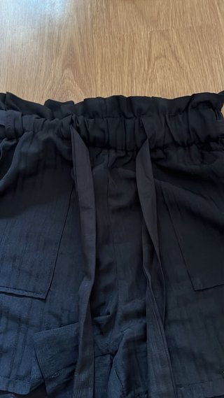 Pantalón corto negro con cinturón