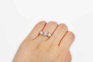 Anillo de oro blanco de 18k con diamantes. Ref:007-01-00619