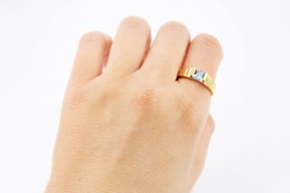 Solitario de oro de 18k. Ref:076-01-00686