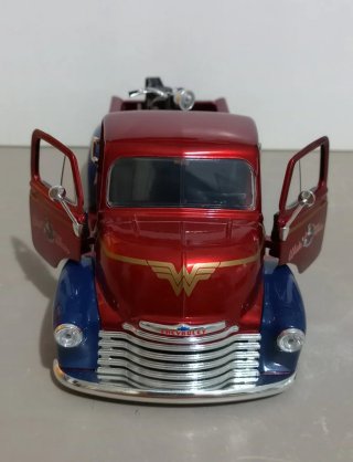 Camioneta Chevrolet Wonder Woman + Moto