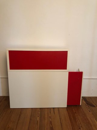 Estantería blanca con baldas rojas