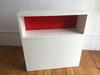 Estantería blanca con baldas rojas