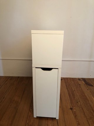 Estantería blanca con baldas rojas