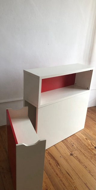 Estantería blanca con baldas rojas