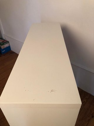 Estantería blanca con baldas rojas