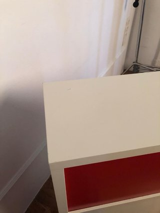 Estantería blanca con baldas rojas