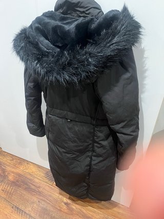 Abrigo de plumas negro con capucha