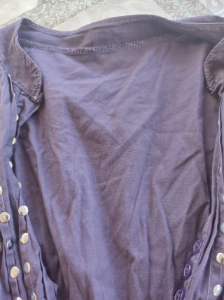 Camisa morada larga con botones