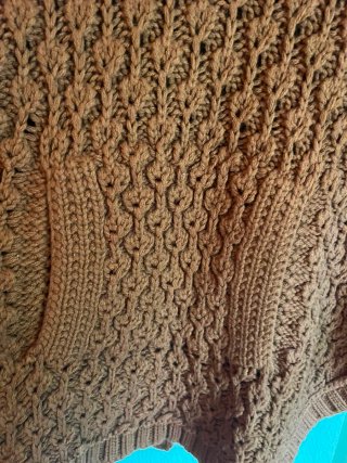 Poncho punto cuello alto marrón