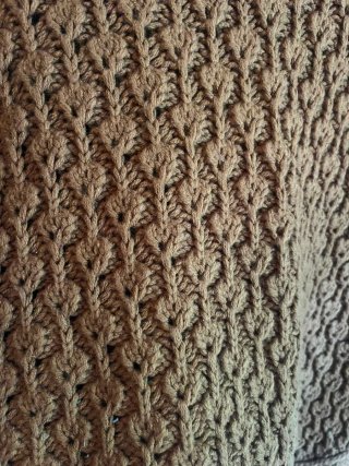 Poncho punto cuello alto marrón