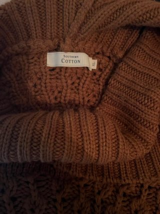 Poncho punto cuello alto marrón