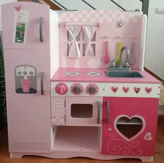 Cocinita de madera rosa