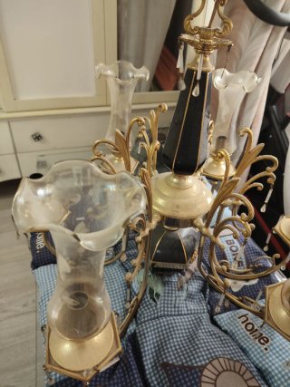 Lámpara de araña dorada con tulipas de cristal