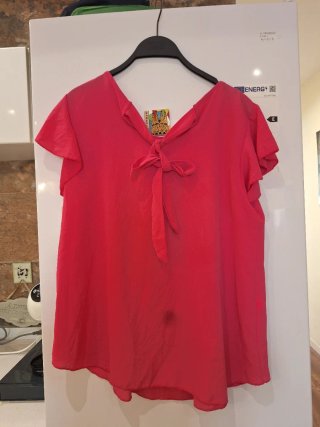 Blusa fucsia con volantes