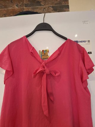 Blusa fucsia con volantes