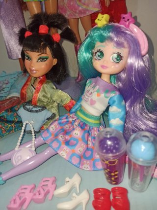 Muñecas Barbie y Bratz con Ropa