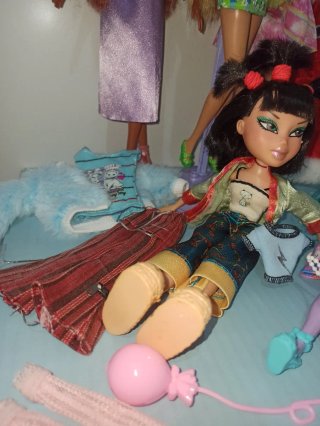 Muñecas Barbie y Bratz con Ropa