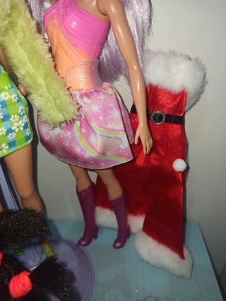 Muñecas Barbie y Bratz con Ropa