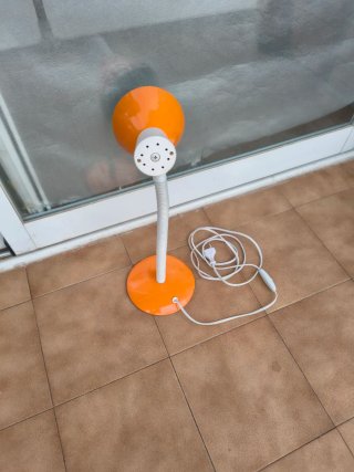 Lámpara de mesa naranja y blanca