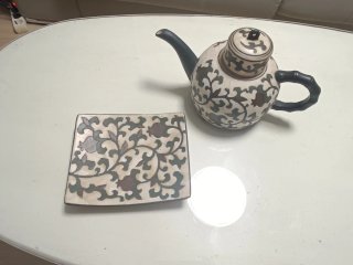 Jarra y bandeja decorativas de cerámica
