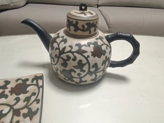 Jarra y bandeja decorativas de cerámica