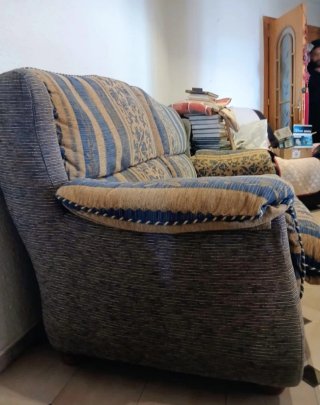 Sofá de tela beige y azul