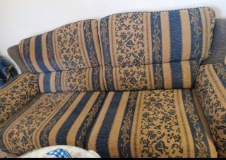Sofá de tela beige y azul