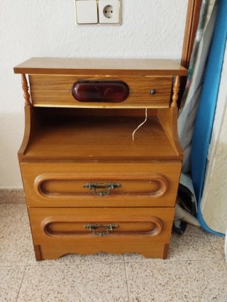 Mesita de noche de madera