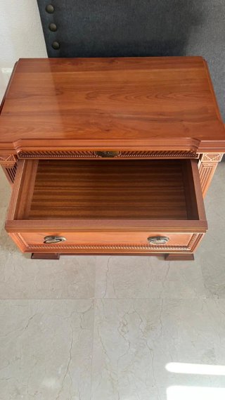 Mesita de noche de madera maciza
