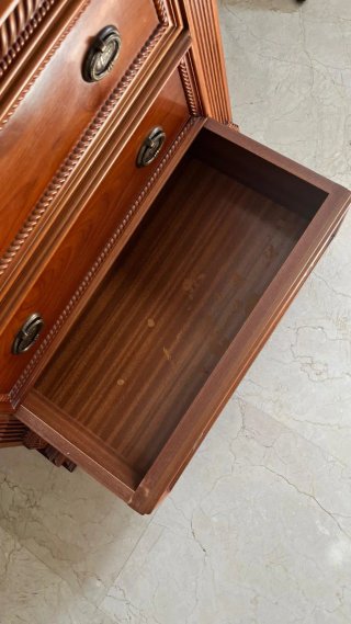 Mesita de noche de madera maciza