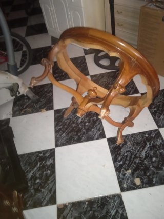 Mesa redonda antigua de madera no tiene marmol