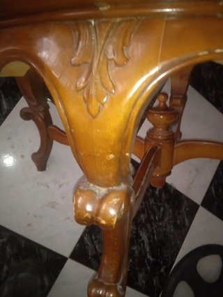 Mesa redonda antigua de madera no tiene marmol