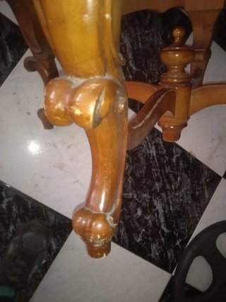 Mesa redonda antigua de madera no tiene marmol