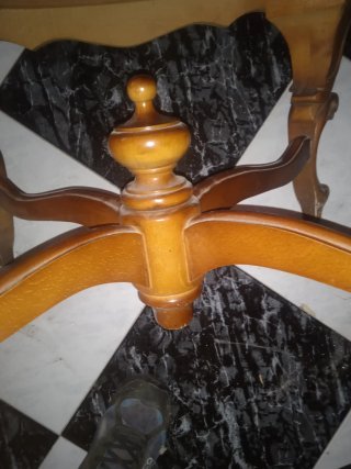 Mesa redonda antigua de madera no tiene marmol