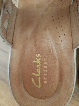 Sandalias Clarks Beige y Blancas