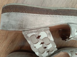 Sandalias Clarks Beige y Blancas