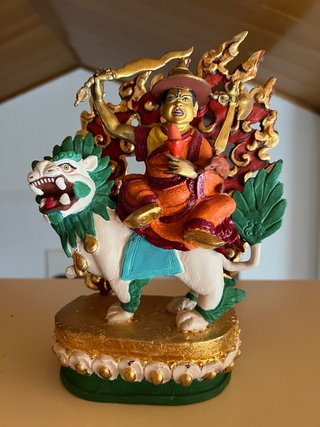 Estatua Dorje Shugden pintada a mano