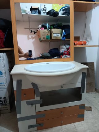 Mueble baño con lavabo y espejo