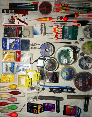 Lote de pesca: flotadores, anzuelos, plomos