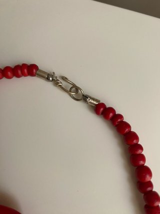 Collar rojo con cuentas