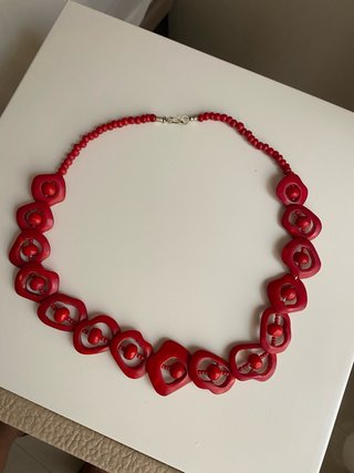 Collar rojo con cuentas