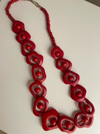 Collar rojo con cuentas
