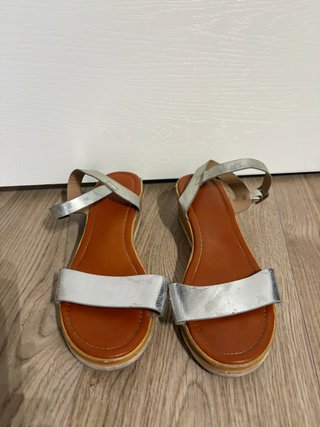 Sandalias plateadas con cuña